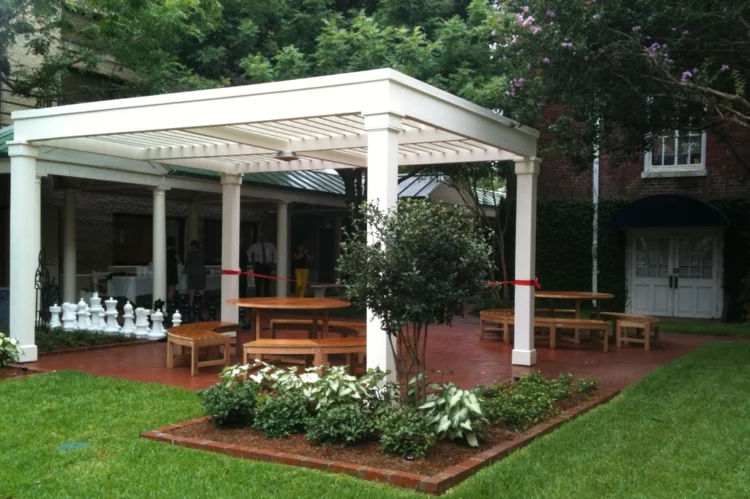 St. George's Episcopal School's Outdoor Common Area